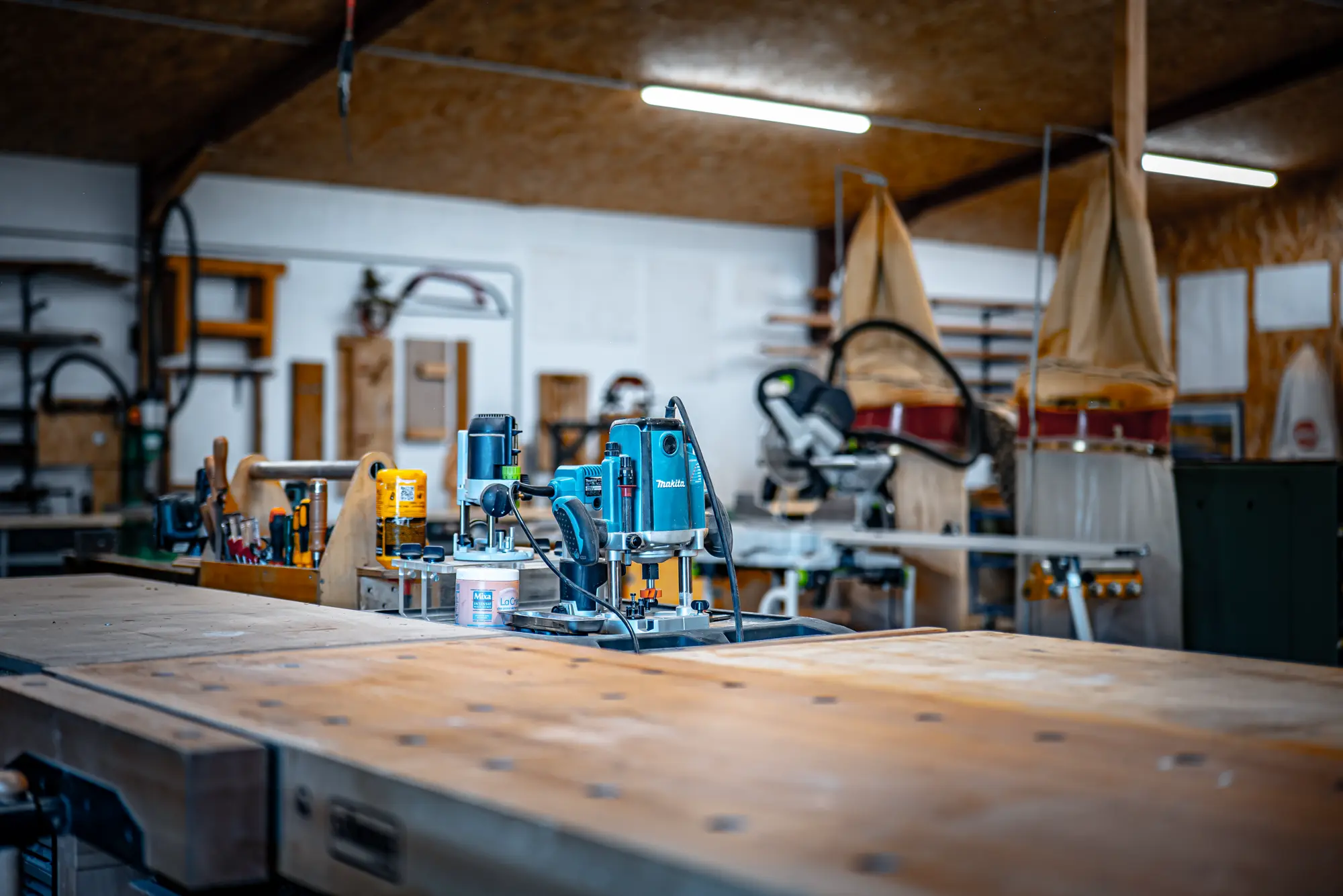 Établi de l’atelier CCM Menuiserie, outils et pièces de bois