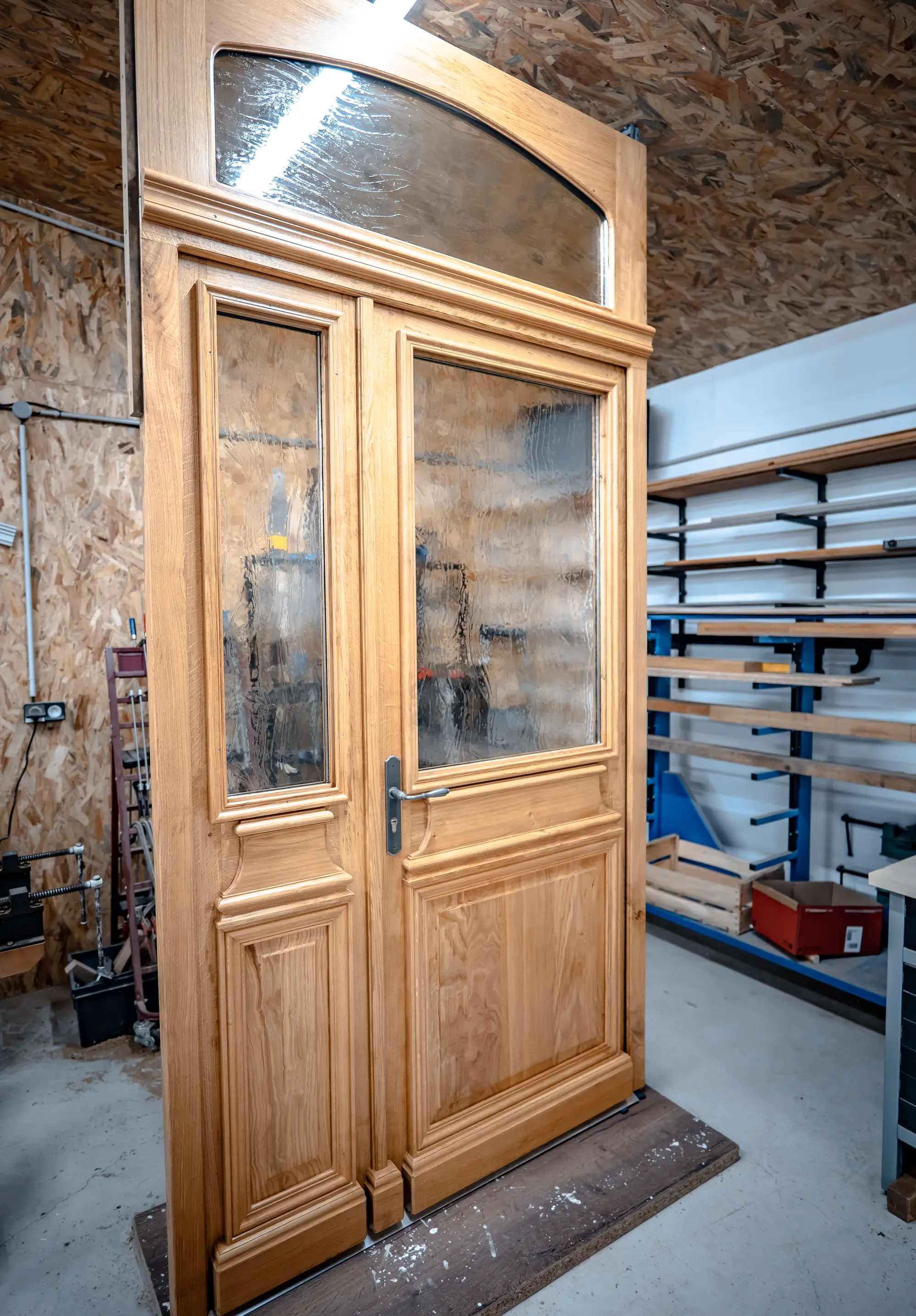 Porte double vitrée de style, fabriquée à l’atelier