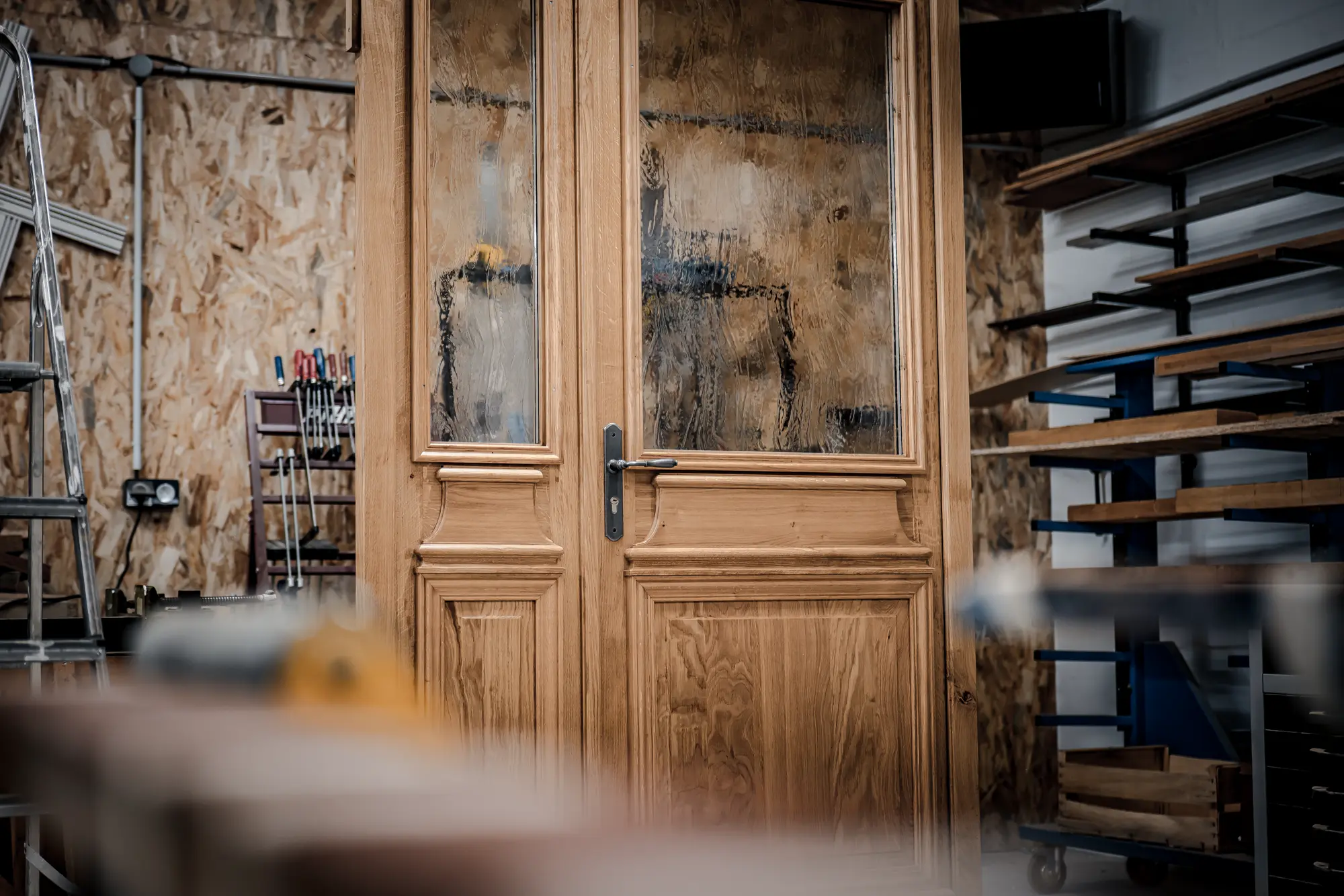 Porte en cours d’ajustage dans l’atelier
