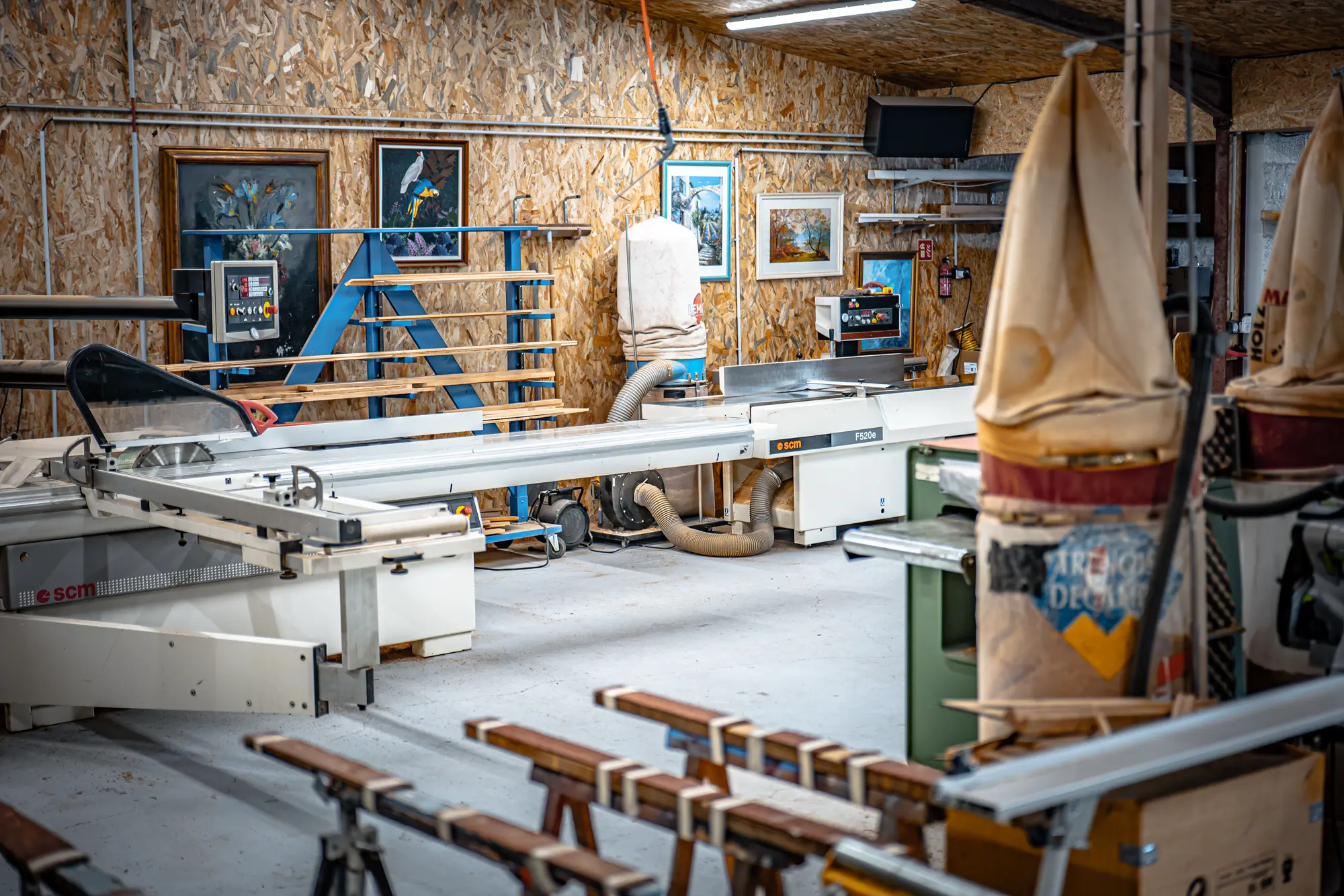 Vue d’ensemble de l’atelier CCM Menuiserie et de ses machines