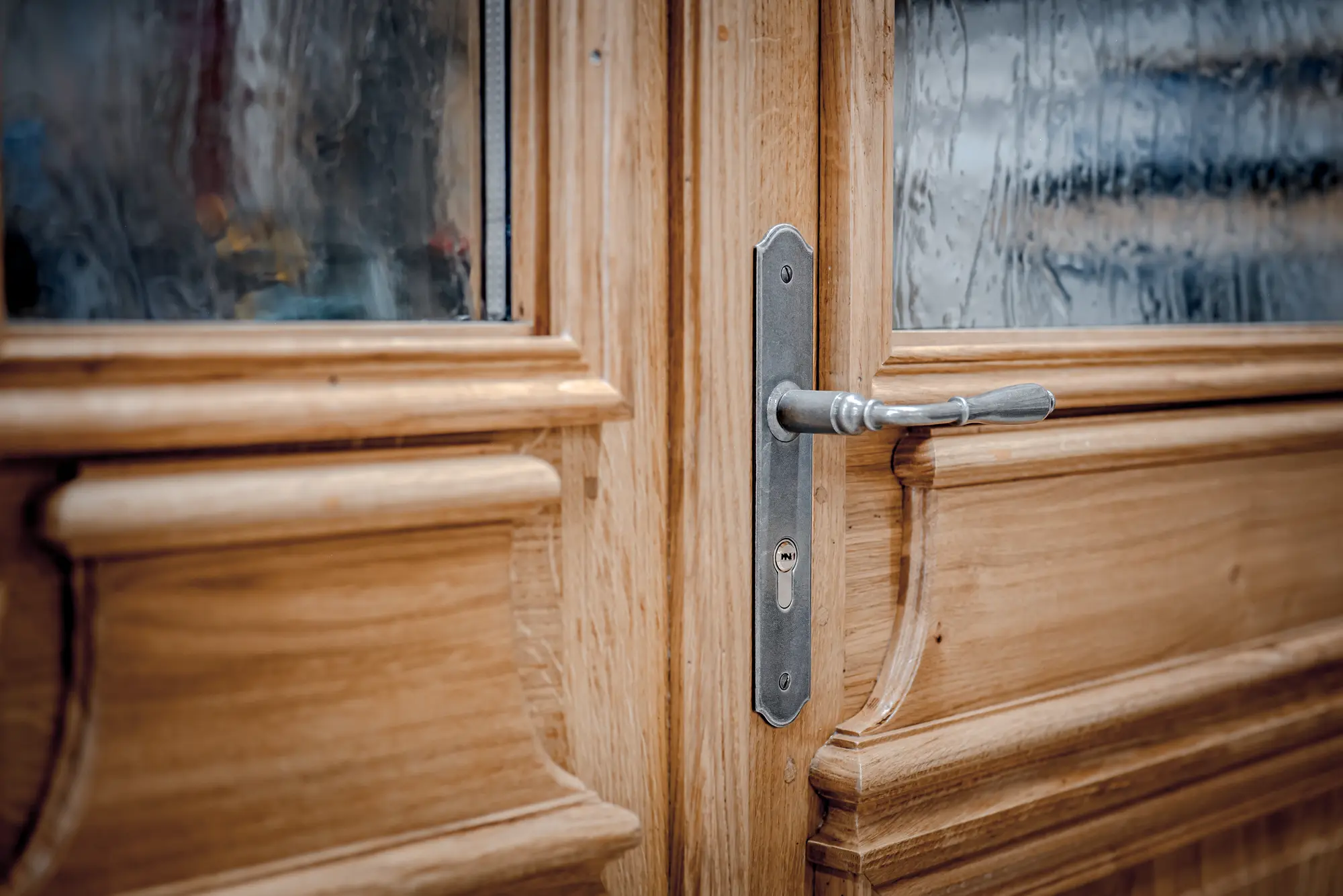 Poignée et profil d’une porte en chêne