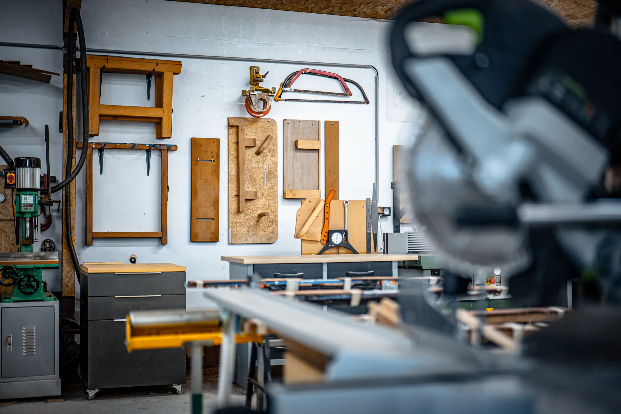 Gabarits de fabrication accrochés dans l’atelier