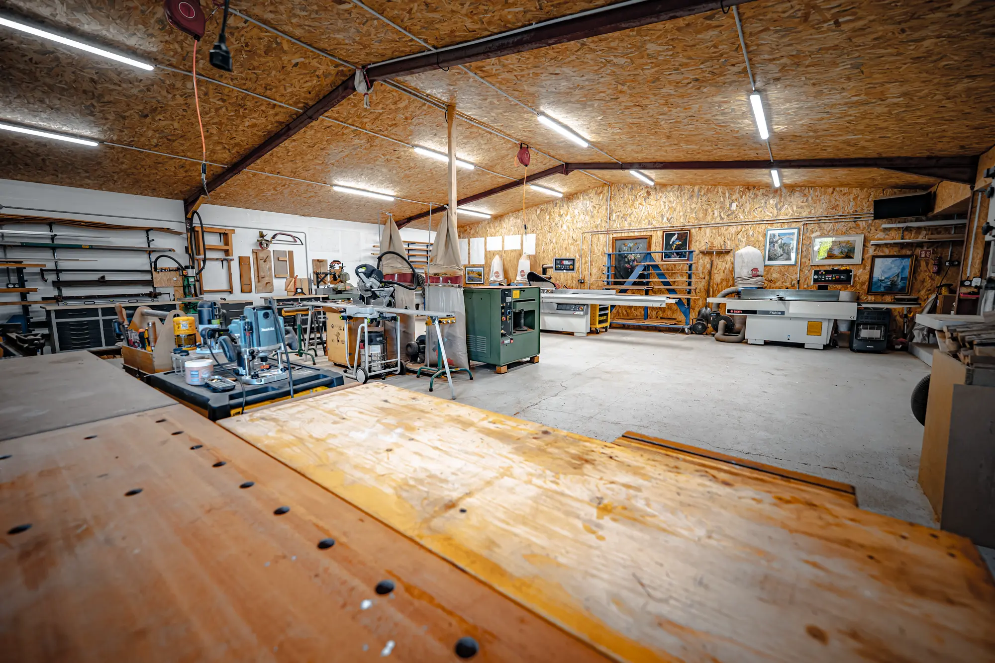 Atelier de CCM Menuiserie, plan de travail et machines