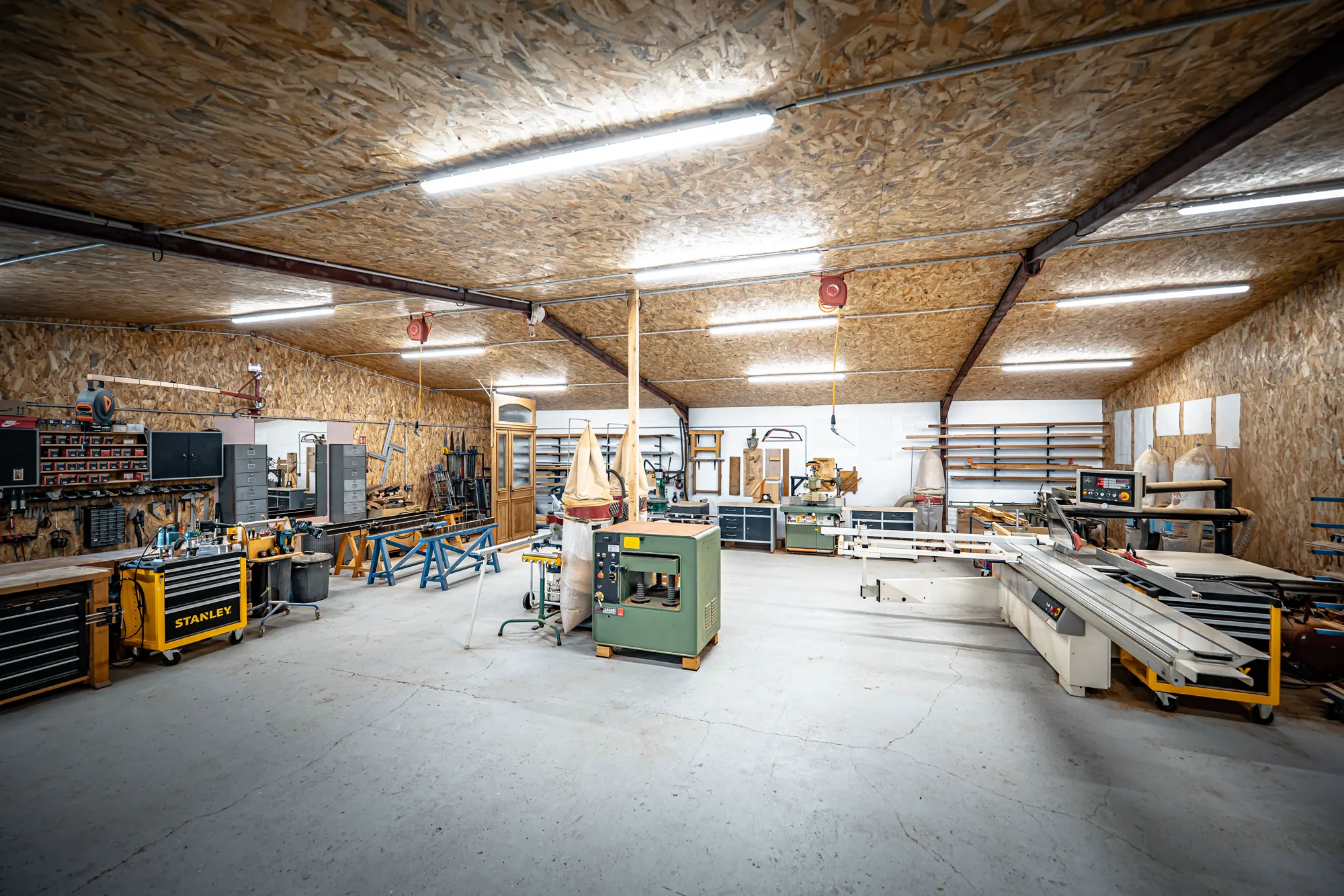 Vue d’ensemble de l’atelier CCM Menuiserie et de ses machines
