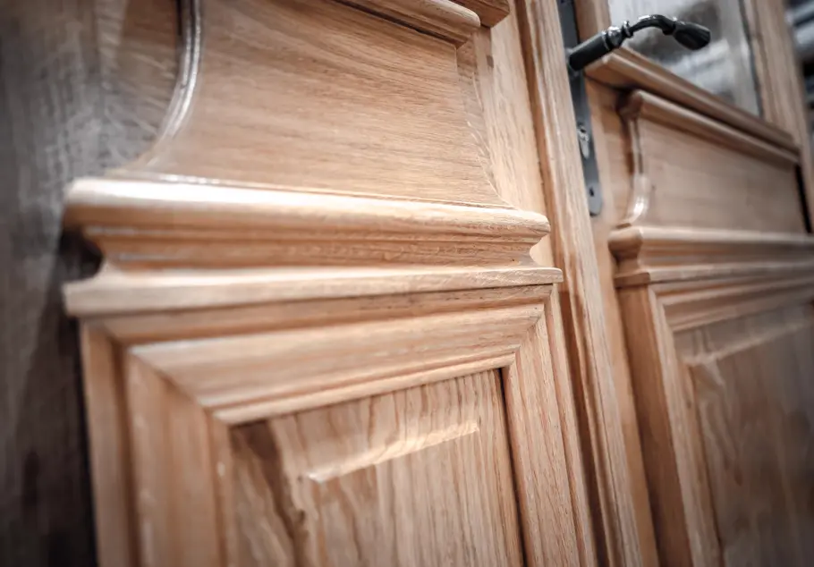 Détail des moulures d’une porte en chêne restaurée