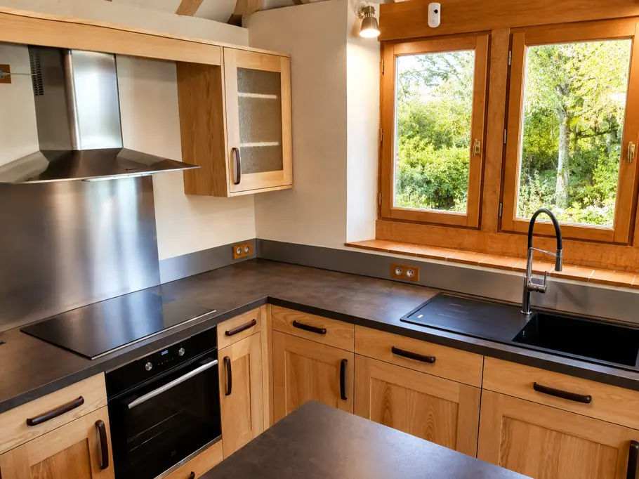 Cuisine sur mesure à façades en chêne et plan sombre