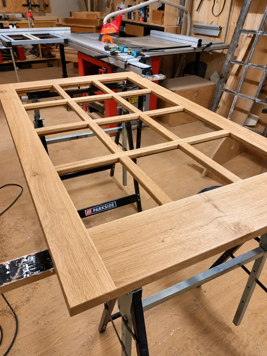 Châssis à petits bois en cours de fabrication sur l’établi
