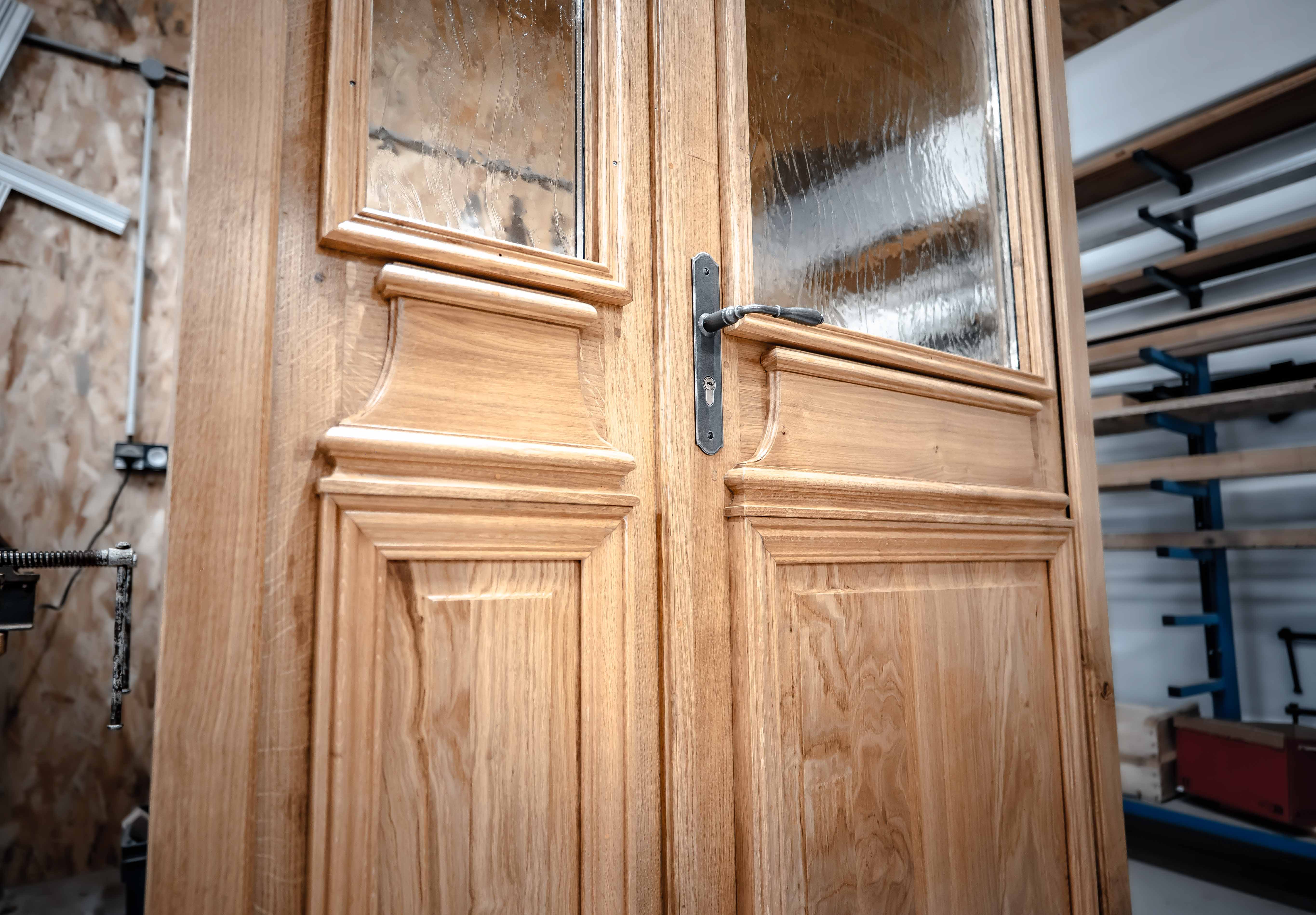 Portes-fenêtres bois restaurées dans une demeure ancienne